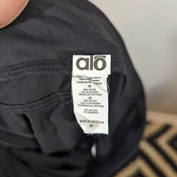 Alo Yoga Leggings Women Size M Black Capri Workout Activewear Confident Print - Picture 4 of 4
